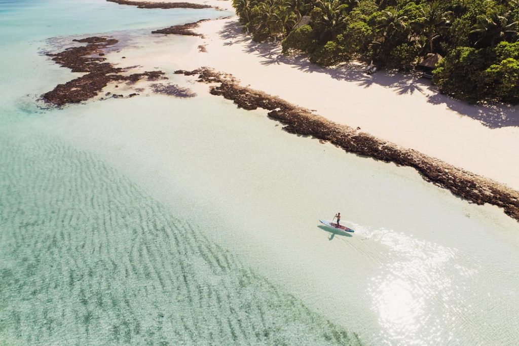 Stand-up paddling off Nukutepipi's beach