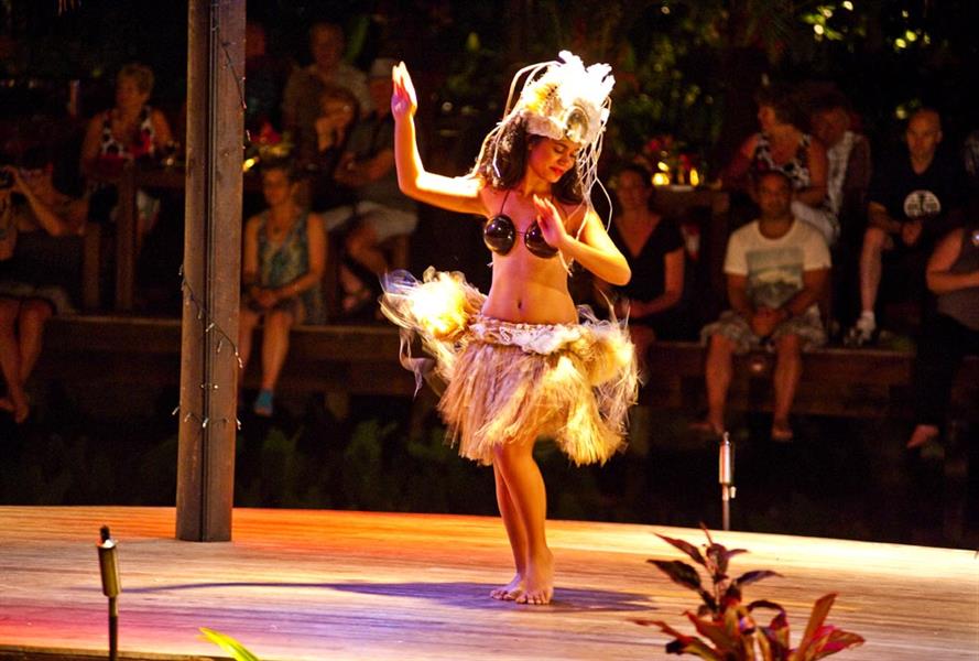 Cook Islands dancer at Te Vara Nui Village