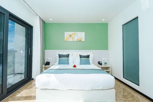 Click for Garden King Room images